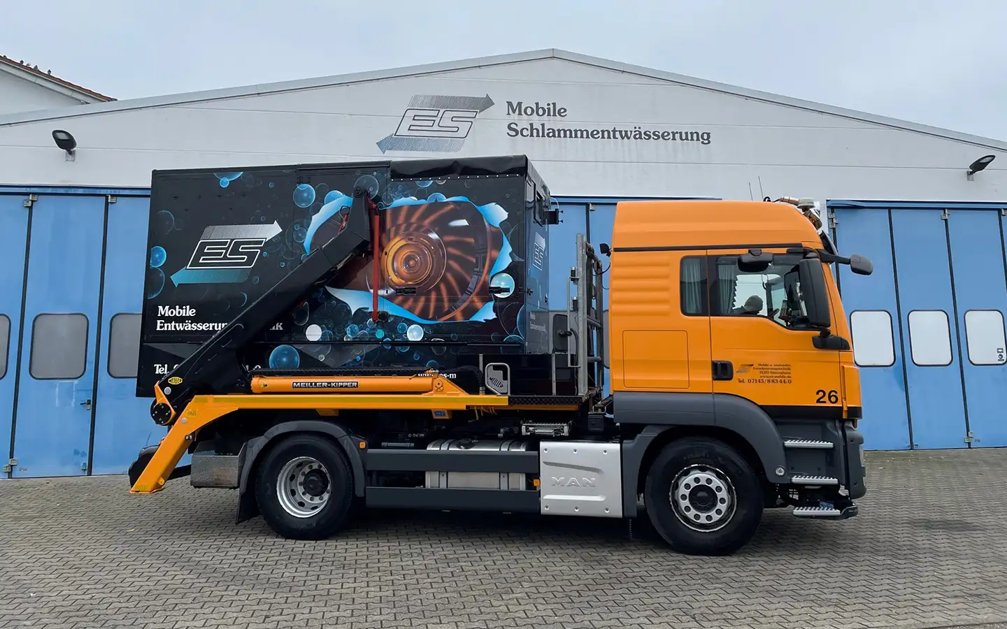 Absetzkipper mit Materialcontainer für die mobile Hochleistungszentrifuge