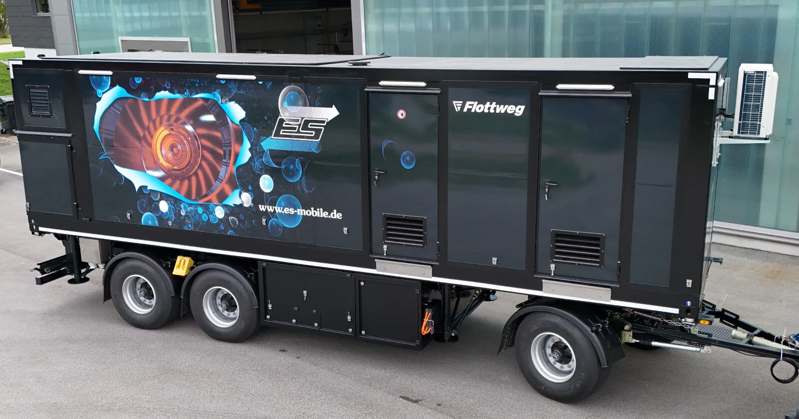 Mobile Containeranlage von ES Mobile mit Turbinenmotiv