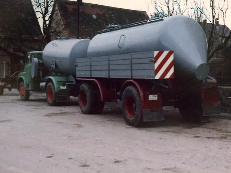 Erstes Fahrzeug von 1966: MAN-Diesel mit Anhänger und Siloaufbauten