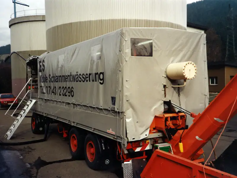 1989: Filterpresse mit über 100 Filterplatten