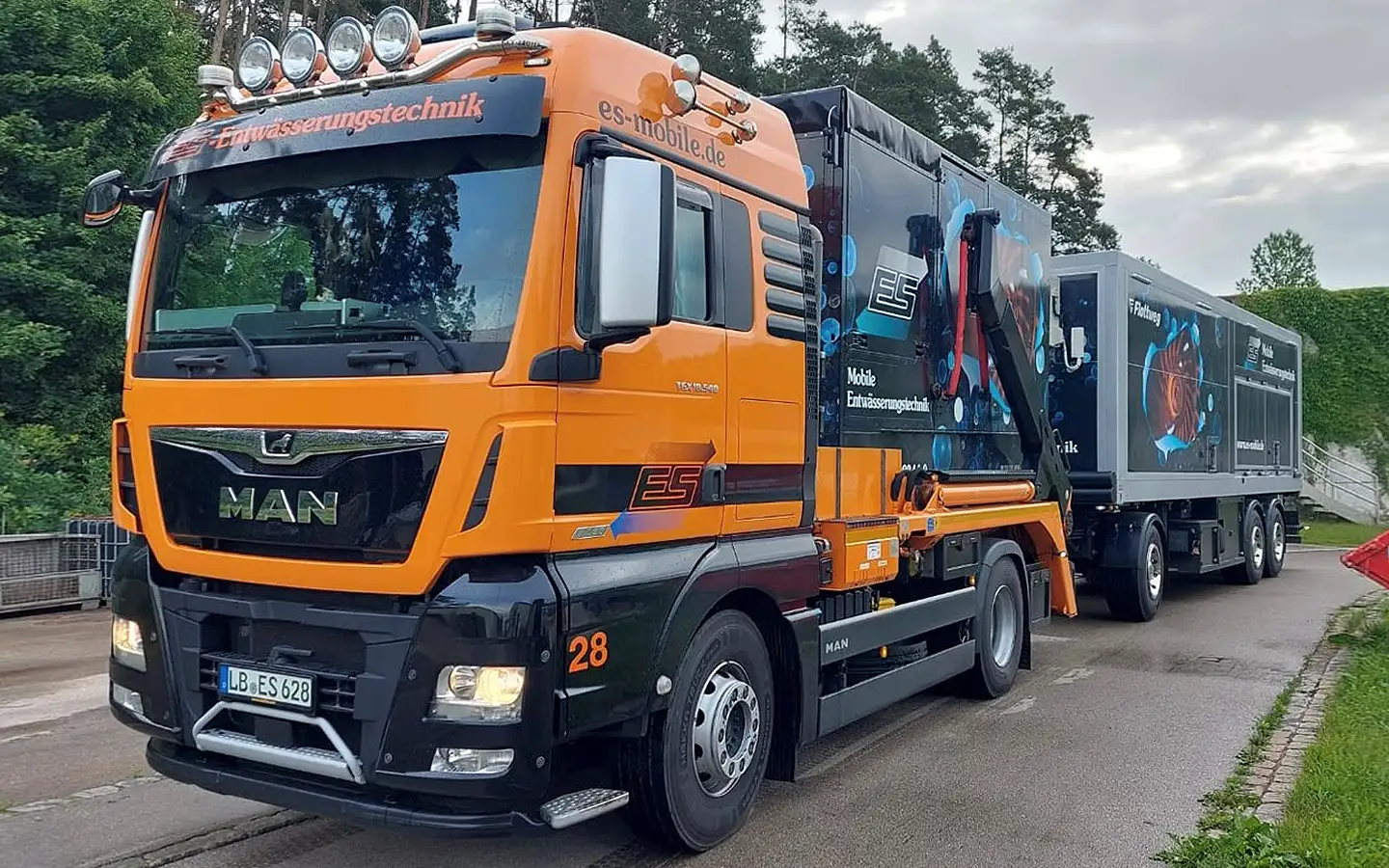 Lkw von ES Mobile mit mobiler Hochleistungszentrifuge im Anhängerzug