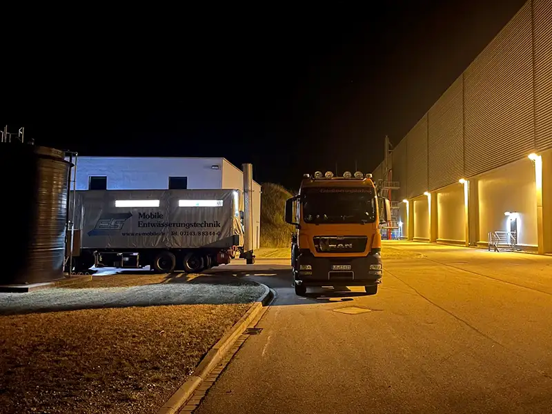 Mobile Schlammentwässerung bei einem Industriebetrieb