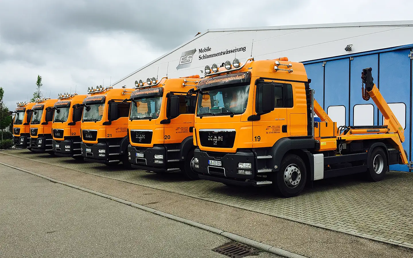 Zugfahrzeuge von ES Mobile vor der Halle