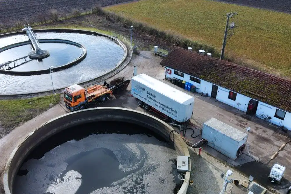 ES Mobile Entwässerungstechnik – Mobile Schlammentwässerung für Städte und Kommunen – Zwei Becken mit LKW